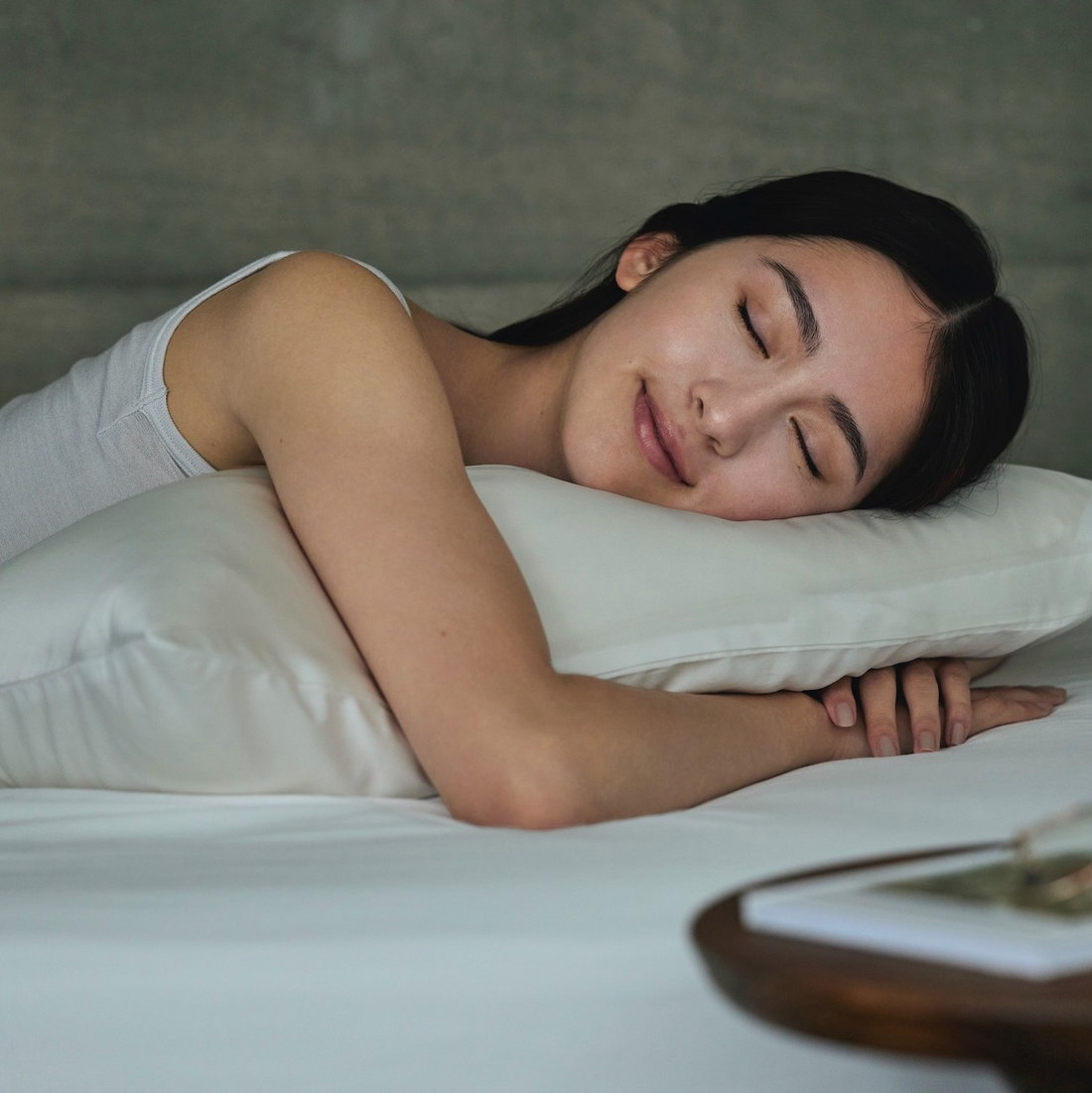 眠っている間にも潤いを逃がさない！うるおい成分配合の枕カバーで翌朝もしっとり
