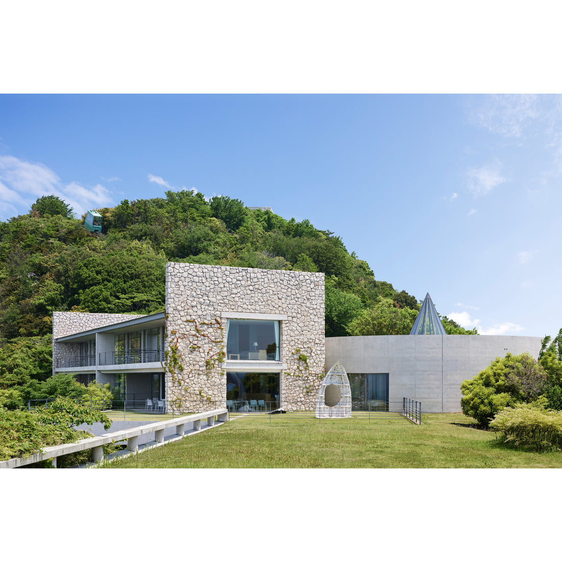 慌ただしい日常を離れ、香川県・直島で<br>自然・建築・アートに触れる至福の休日を