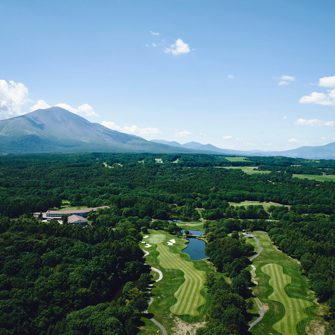 浅間山の絶景に包まれる高原ゴルフリゾート「ネイチャーヒルズ軽井沢カントリークラブ」